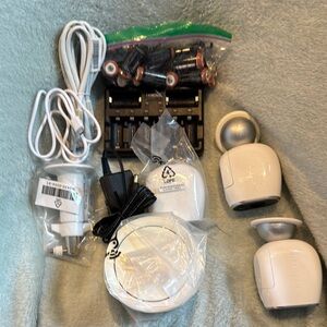 White Arlo Camera Set with Accessories